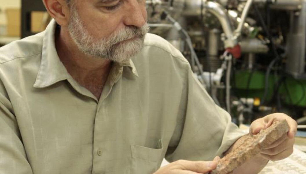 Inni eldgammel stein kan det sitte enda eldre zirkonkrystaller. Mark Harrison ved University of California, LA er en av forskerne som fant karbon inne i en slik krystall. (Foto: Reed Hutchinson/UCLA) Inni eldgammel stein kan det sitte enda eldre zirkonkrystaller. Mark Harrison ved University of California, LA er en av forskerne som fant karbon inne i en slik krystall. (Foto: Reed Hutchinson/UCLA)