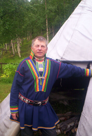 Ikke engang denne mannen i pitesamisk kofte i Beiarn, Nordland har pitesamisk som morsmål. Ingen har det i Norge i dag. (Foto: Norbert Kiss-Eino81/Wikimedia Commons) Ikke engang denne mannen i pitesamisk kofte i Beiarn, Nordland har pitesamisk som morsmål. Ingen har det i Norge i dag. (Foto: Norbert Kiss-Eino81/Wikimedia Commons)