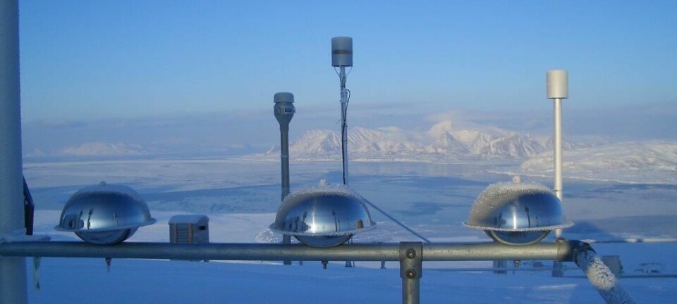 Luftprøvetakere på Zeppelin-observatoriet på Svalbard, 474 meter over havet. Observatoriet befinner seg på 79 grader nord i et urørt, arktisk miljø, langt unna vesentlige forurensningskilder. Flere av prøvene herfra havner i Miljøprøvebanken. (Foto: Anne Karine Halse)