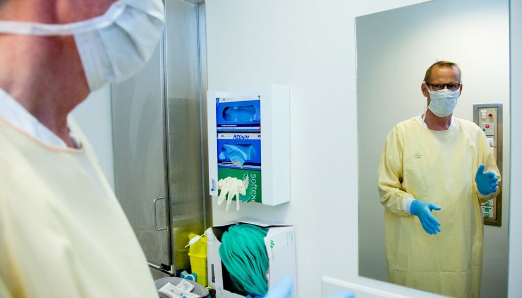 Dag Berild har klare tankar om kva som skal til for å få ned bruken av antibiotika. Han ønsker seg blant anna meir tverrfagleg forskingssamarbeid. (Foto: Yngve Vogt, Apollon/UiO) Dag Berild har klare tankar om kva som skal til for å få ned bruken av antibiotika. Han ønsker seg blant anna meir tverrfagleg forskingssamarbeid. (Foto: Yngve Vogt, Apollon/UiO)