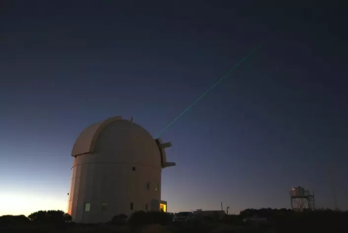 ESAs optiske bakkestasjon på Tenerife sender en laserstråle opp mot romstasjonen. Laser kan brukes til å overføre data fra satellitter og romsonder mye raskere og med større båndbredde enn radiokommunikasjon i dag.  (Foto: ESA/V. Ruiz)