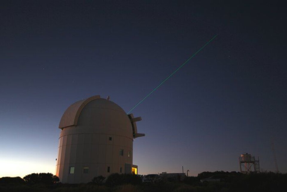ESAs optiske bakkestasjon på Tenerife sender en laserstråle opp mot romstasjonen. Laser kan brukes til å overføre data fra satellitter og romsonder mye raskere og med større båndbredde enn radiokommunikasjon i dag. (Foto: ESA/V. Ruiz)
