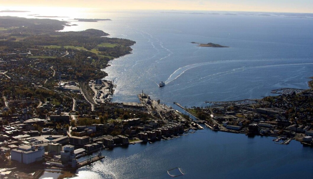 Simuleringer med den nye Oslofjord-modellen viser at en foreslått utvidelse av Moss Havn ikke vil ha nevneverdige effekter på drivbanene i Mossesundet. Løsmassene vannet fører med seg til Jeløya, skyldes i all hovedsak den sterke strømmen gjennom Mossekanalen. (Foto: Moss Havn) Simuleringer med den nye Oslofjord-modellen viser at en foreslått utvidelse av Moss Havn ikke vil ha nevneverdige effekter på drivbanene i Mossesundet. Løsmassene vannet fører med seg til Jeløya, skyldes i all hovedsak den sterke strømmen gjennom Mossekanalen. (Foto: Moss Havn)