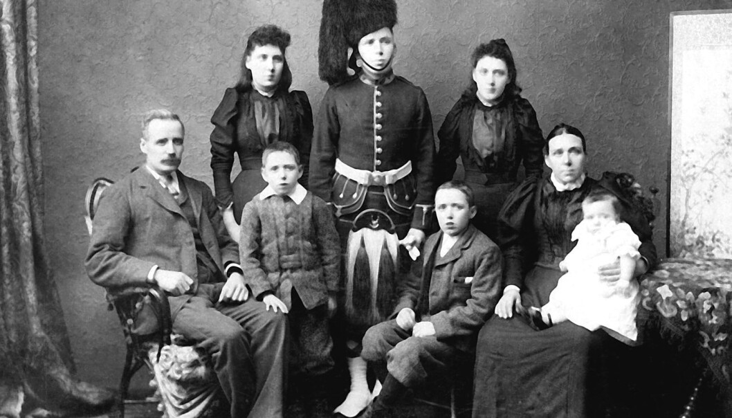 Kjenner eldstemann seg klok og selvstendig fordi han ble født først, eller fordi han får ha på seg uniformen fra Scots Guards? Privat foto fra Edinburgh, rundt 1885. (Foto: akg-images) Kjenner eldstemann seg klok og selvstendig fordi han ble født først, eller fordi han får ha på seg uniformen fra Scots Guards? Privat foto fra Edinburgh, rundt 1885. (Foto: akg-images)