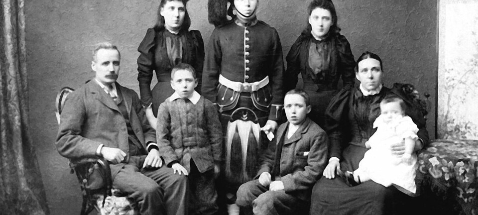 Kjenner eldstemann seg klok og selvstendig fordi han ble født først, eller fordi han får ha på seg uniformen fra Scots Guards? Privat foto fra Edinburgh, rundt 1885.  (Foto: akg-images)