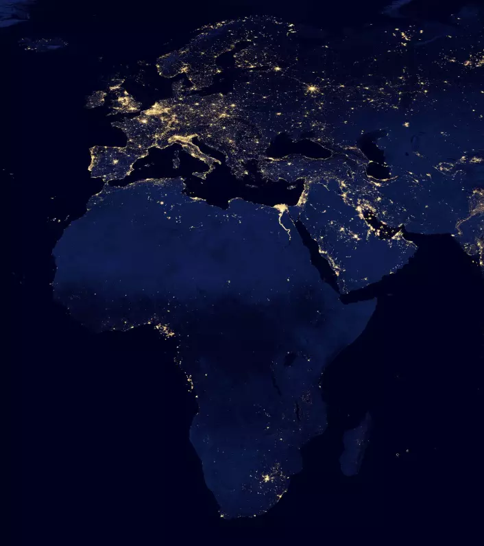 Satellittbilde som viser Europa og Afrika. Alle folkegruppene som var med i studien levde helt uten elektrisk belysning, og flere kom fra Tanzania og Namibia. (Foto: NASA)