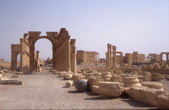 Buen er rundt 1800 år gammel, og ble satt opp sammen med en ny bydel i Palmyra. En gang var buen prydet med statuer, men de er borte. (Foto: Jørgen Christian Meyer) Buen er rundt 1800 år gammel, og ble satt opp sammen med en ny bydel i Palmyra. En gang var buen prydet med statuer, men de er borte. (Foto: Jørgen Christian Meyer)