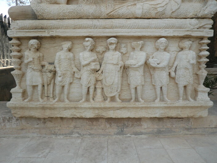 Relieffer fra Palmyra. Her kan du tydelig se hvordan ansiktene er slått vekk. Det er lenge siden disse bildene ble ødelagt, og det kan ha blitt gjort av tidlige kristne eller muslimer. (Foto: Jørgen Christian Meyer) Relieffer fra Palmyra. Her kan du tydelig se hvordan ansiktene er slått vekk. Det er lenge siden disse bildene ble ødelagt, og det kan ha blitt gjort av tidlige kristne eller muslimer. (Foto: Jørgen Christian Meyer)
