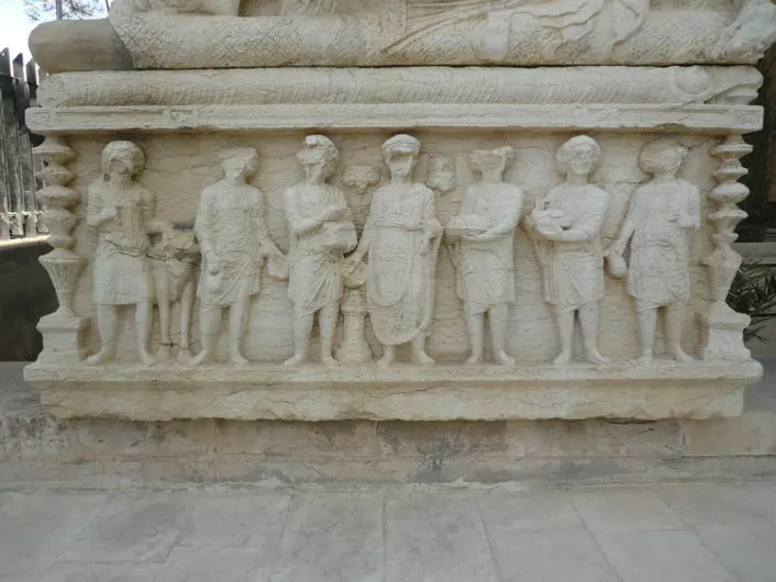 Relieffer fra Palmyra. Her kan du tydelig se hvordan ansiktene er slått vekk. Det er lenge siden disse bildene ble ødelagt, og det kan ha blitt gjort av tidlige kristne eller muslimer. (Foto: Jørgen Christian Meyer)