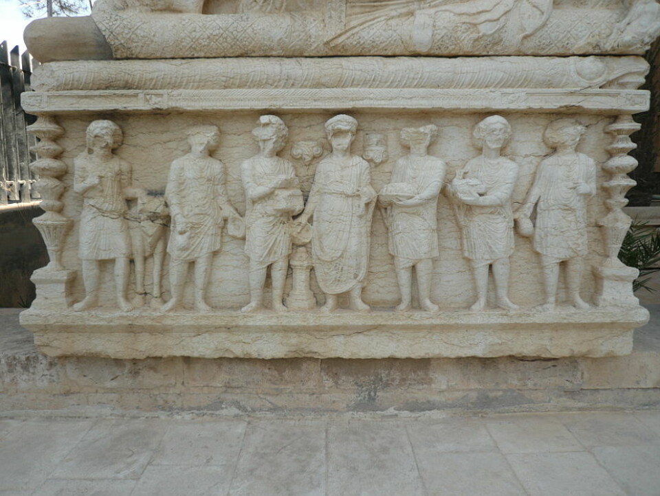 Relieffer fra Palmyra. Her kan du tydelig se hvordan ansiktene er slått vekk. Det er lenge siden disse bildene ble ødelagt, og det kan ha blitt gjort av tidlige kristne eller muslimer. (Foto: Jørgen Christian Meyer)