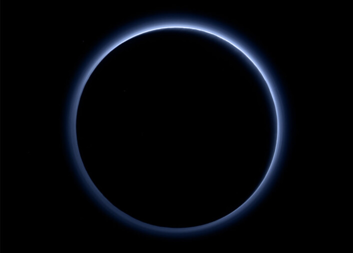 Plutos blådis vises tydelig i dette bildet tatt av kameraet Rakph/Multispectral Visible Imaging Camera på New Horizons. Romsonden hadde da passert Pluto, slik at den var nærmere sola og skygget for den. Dermed lyste solstrålene opp disen. (Foto: NASA/JHUAPL/SwRI) Plutos blådis vises tydelig i dette bildet tatt av kameraet Rakph/Multispectral Visible Imaging Camera på New Horizons. Romsonden hadde da passert Pluto, slik at den var nærmere sola og skygget for den. Dermed lyste solstrålene opp disen. (Foto: NASA/JHUAPL/SwRI)