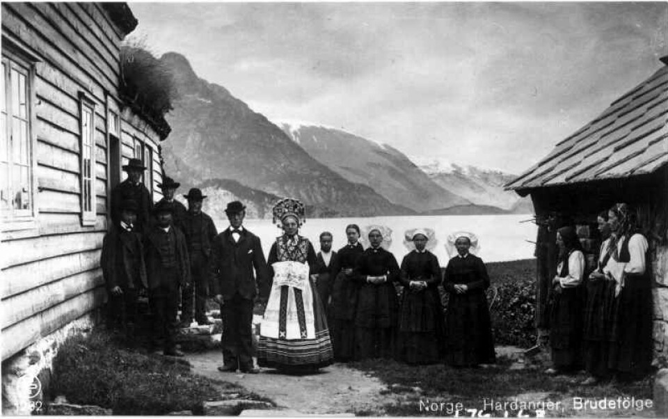 Fotografi av et brudefølge fra rundt 1890. Innen da hadde bruken av brudegaver avtatt, men de vakre folkedraktene ble beholdt.  (Foto: Axel Lindahl. Brukt med tillatelse fra Norsk Folkemuseum.)