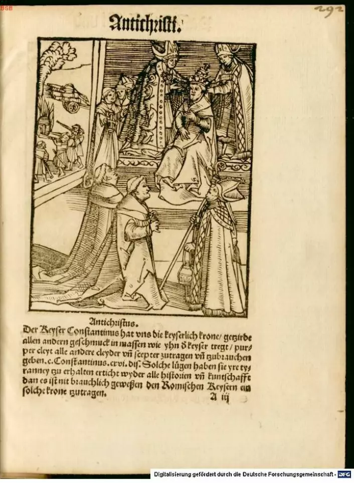 En side i en protestantisk propaganda-bildebok fra 1521. Bildet framstiller paven som antikrist. Han tar i mot mektige menn som vasker føttene hans og tilber han. De som ikke gjør det, vil bli drept står det i teksten, forteller Rasmussen.  (Foto: (Illustrasjon: Offentlig eiendom))