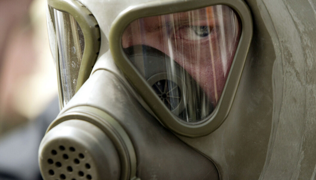 En tysk soldat med verneutstyr som beskytter mot både kjemiske og biologiske våpen. Men hvor realistisk er det egentlig at en stat eller terrororganisasjon skal angripe noen med bakterier eller virus ? (Foto: Desmond Boylan) En tysk soldat med verneutstyr som beskytter mot både kjemiske og biologiske våpen. Men hvor realistisk er det egentlig at en stat eller terrororganisasjon skal angripe noen med bakterier eller virus ? (Foto: Desmond Boylan)