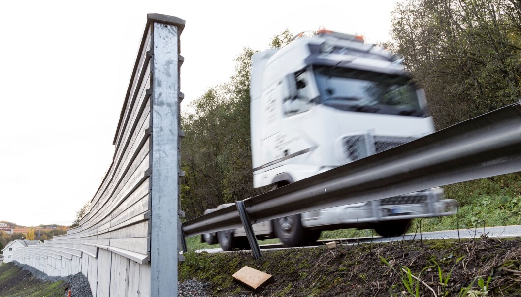 An example of how things are done today in Norway. Ordinary guardrails and noise-barriers are not usually incorporated in a single construction. Combining the two reduces costs because the noise-barriers use the existing guardrail posts. (Photo: Thor Nielsen, SINTEF) An example of how things are done today in Norway. Ordinary guardrails and noise-barriers are not usually incorporated in a single construction. Combining the two reduces costs because the noise-barriers use the existing guardrail posts. (Photo: Thor Nielsen, SINTEF)