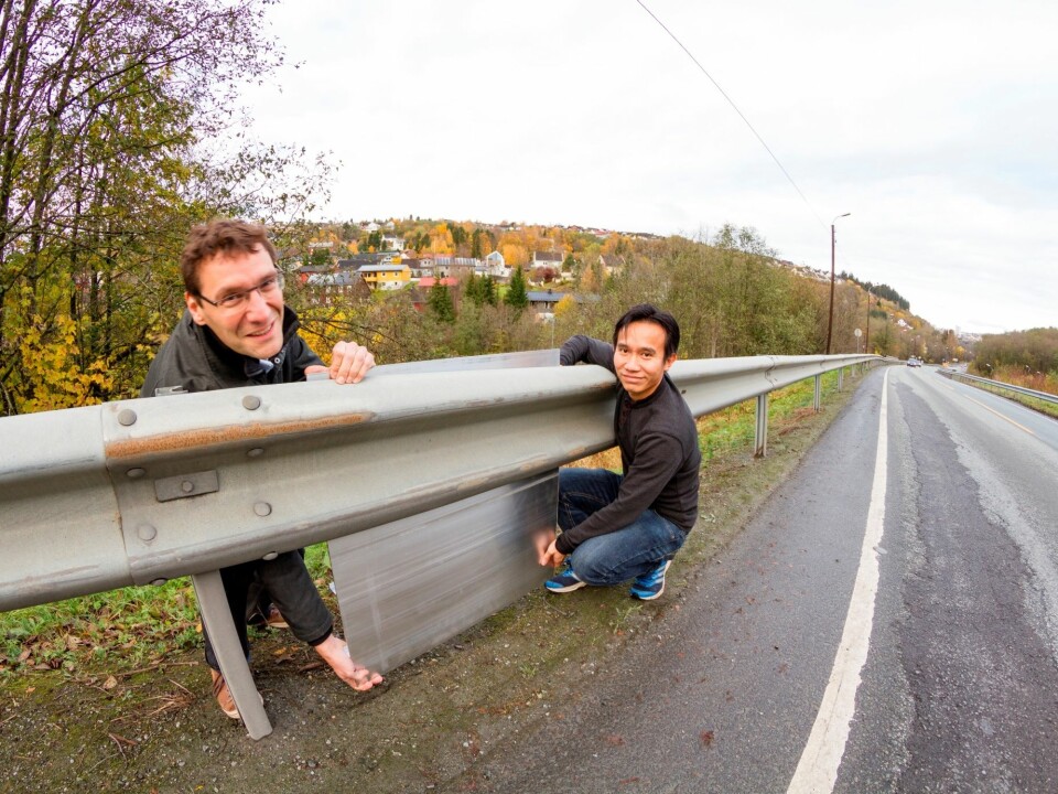 Standard guardrails in Norway are often installed where the ground falls away from the roadside. Houses that are to be screened from noise in such locations usually lie somewhat lower than the source of noise. Taking this as the basic situation, SINTEF scientists Dirk Nolte (left) and Nguyen Hieu Hoang investigated how aluminium noise-barriers could be directly mounted on guardrails. (Photo: Thor Nielsen, SINTEF)