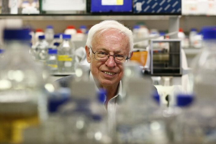 Tomas Lindahl poserer for fotografene på Francis Crick Institute Clare Hall Laboratory nord for London etter at det ble kjent at han får årets nobelpris i kjemi. (Foto: Stefan Wermuth, Reuters) Tomas Lindahl poserer for fotografene på Francis Crick Institute Clare Hall Laboratory nord for London etter at det ble kjent at han får årets nobelpris i kjemi. (Foto: Stefan Wermuth, Reuters)