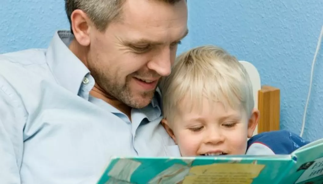 – Vår studie viser at foreldrenes holdninger til lesing, hvor mange barnebøker barna har hjemme, hvor tidlig foreldrene begynte å lese høyt for barna og hvor ofte de leser for dem, avgjør hvor godt stilte barna er til å gå i gang med å lære å lese ved skolestart, sier Vibeke Bergersen.  (Foto: Colourbox)