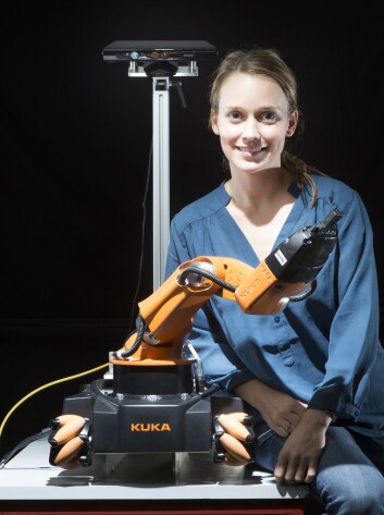 Forsker Marianne Bakken har fått denne robotarmen til bevege seg så raskt at den aldri kolliderer med henne, uansett hvilke bevegelser hun gjør. (Foto: Sintef IKT) Forsker Marianne Bakken har fått denne robotarmen til bevege seg så raskt at den aldri kolliderer med henne, uansett hvilke bevegelser hun gjør. (Foto: Sintef IKT)