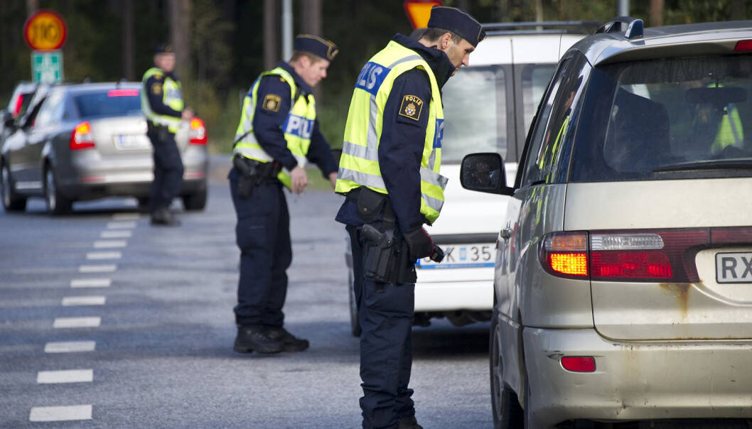 Politiet må både kunne håndtere mennesker og takle tøffe situasjoner. Noe av det viktigste er at de kan kommunisere, ifølge svensk forskning. (Foto: Polisen) Politiet må både kunne håndtere mennesker og takle tøffe situasjoner. Noe av det viktigste er at de kan kommunisere, ifølge svensk forskning. (Foto: Polisen)
