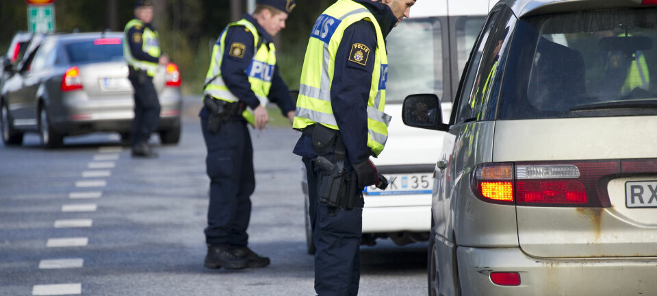 Politiet må både kunne håndtere mennesker og takle tøffe situasjoner. Noe av det viktigste er at de kan kommunisere, ifølge svensk forskning. (Foto: Polisen)