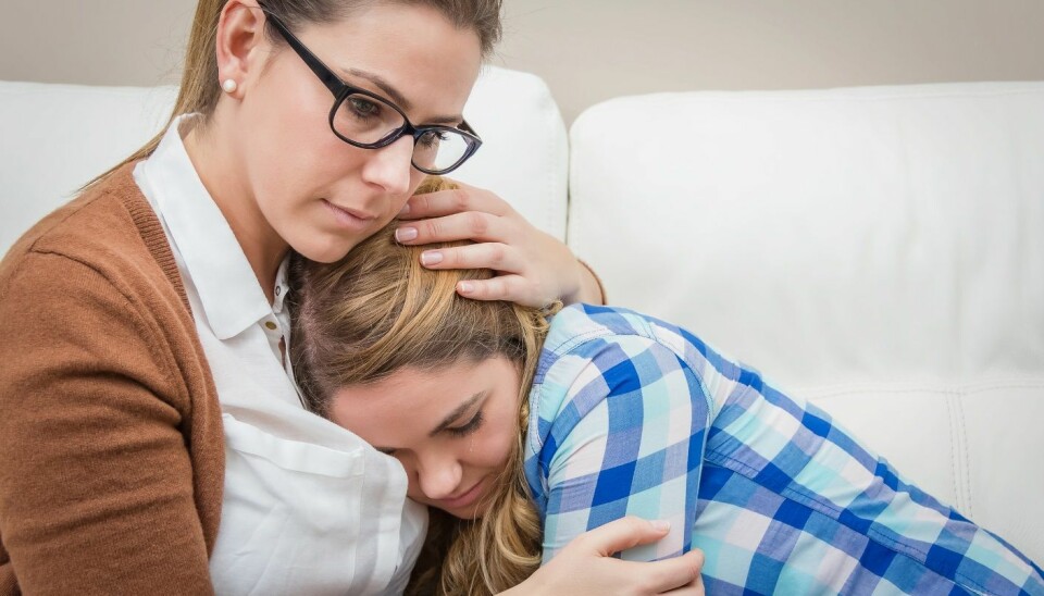 – Det er ikke overraskende at foreldre får sterke følelser når barna opplever noe traumatisk, sier forsker og psykolog Tonje Holt.  (Illustrasjonsfoto: Microstock)
