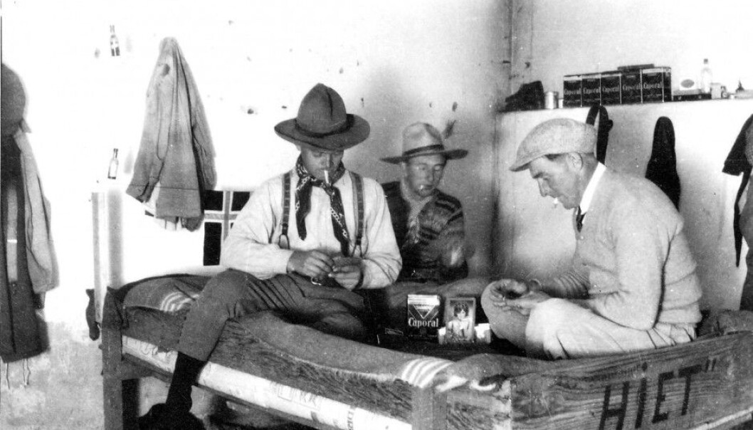 Ole Viborg Høiby (left) is playing card with Ottar Enger and Olav Gjøvdal while staing at the farm in Argentina. (Photo: private) Ole Viborg Høiby (left) is playing card with Ottar Enger and Olav Gjøvdal while staing at the farm in Argentina. (Photo: private)