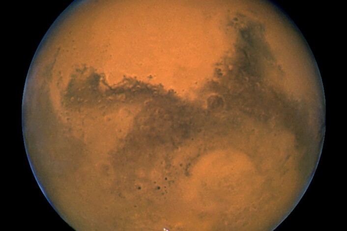Mars i all sin prakt. Det kan finnes flytende, ekstremt salt vann i korte perioder på planeten. (Foto: NASA, JPL-Caltech) Mars i all sin prakt. Det kan finnes flytende, ekstremt salt vann i korte perioder på planeten. (Foto: NASA, JPL-Caltech)