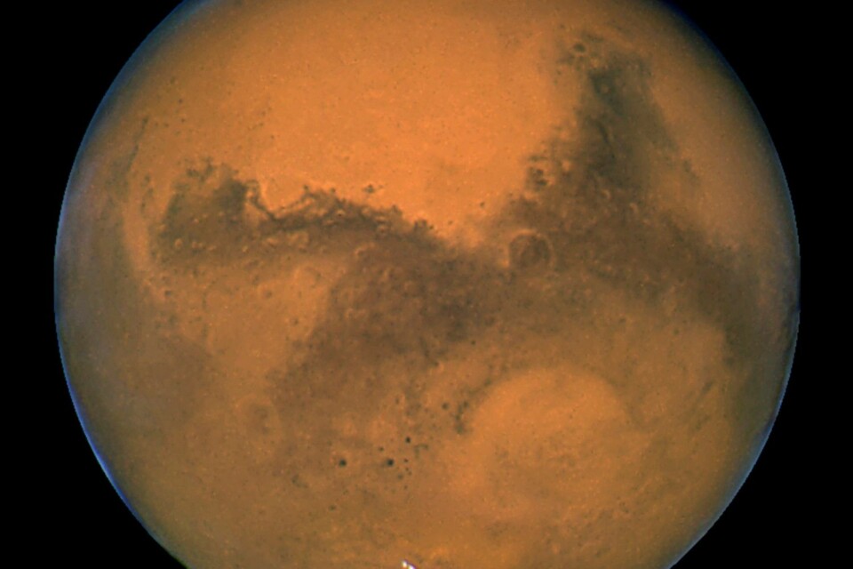 Mars i all sin prakt. Det kan finnes flytende, ekstremt salt vann i korte perioder på planeten. (Foto: NASA, JPL-Caltech)