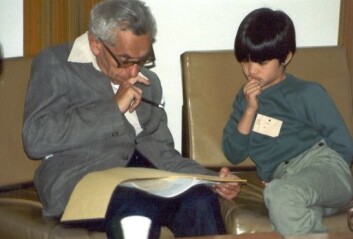Paul Erdős lærer Terence Tao matematikk i 1985. Tao er ti år gammel på bildet. (Foto: Foto: CC-BY, Terence Tao) Paul Erdős lærer Terence Tao matematikk i 1985. Tao er ti år gammel på bildet. (Foto: Foto: CC-BY, Terence Tao)