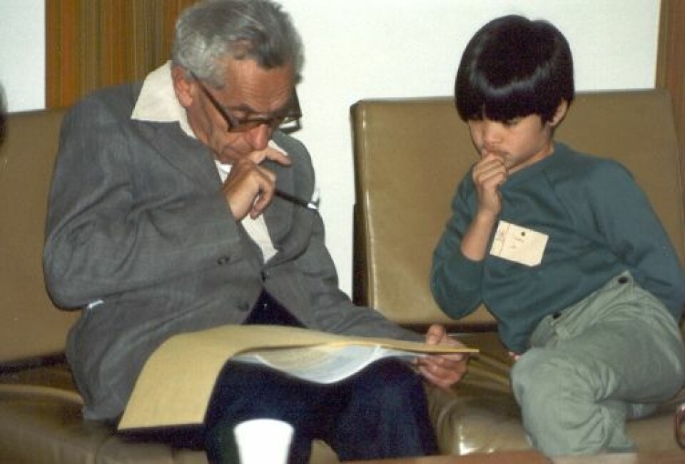 Paul Erdős lærer Terence Tao matematikk i 1985. Tao er ti år gammel på bildet.  (Foto: Foto: CC-BY, Terence Tao)