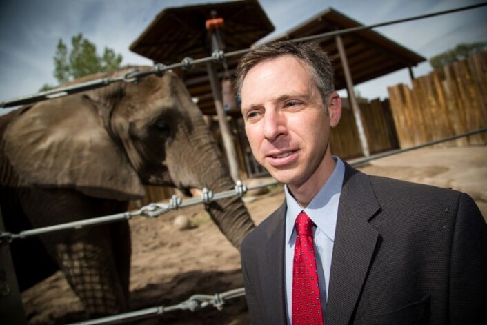Joshua Schiffman har undersøkt hvorfor elefanter ikke får kreft like ofte som mennesker. (Foto: University of Utah Health Sciences.) Joshua Schiffman har undersøkt hvorfor elefanter ikke får kreft like ofte som mennesker. (Foto: University of Utah Health Sciences.)