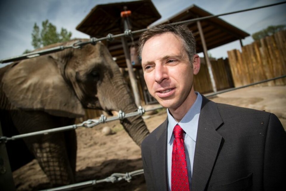 Joshua Schiffman har undersøkt hvorfor elefanter ikke får kreft like ofte som mennesker.  (Foto: University of Utah Health Sciences.)