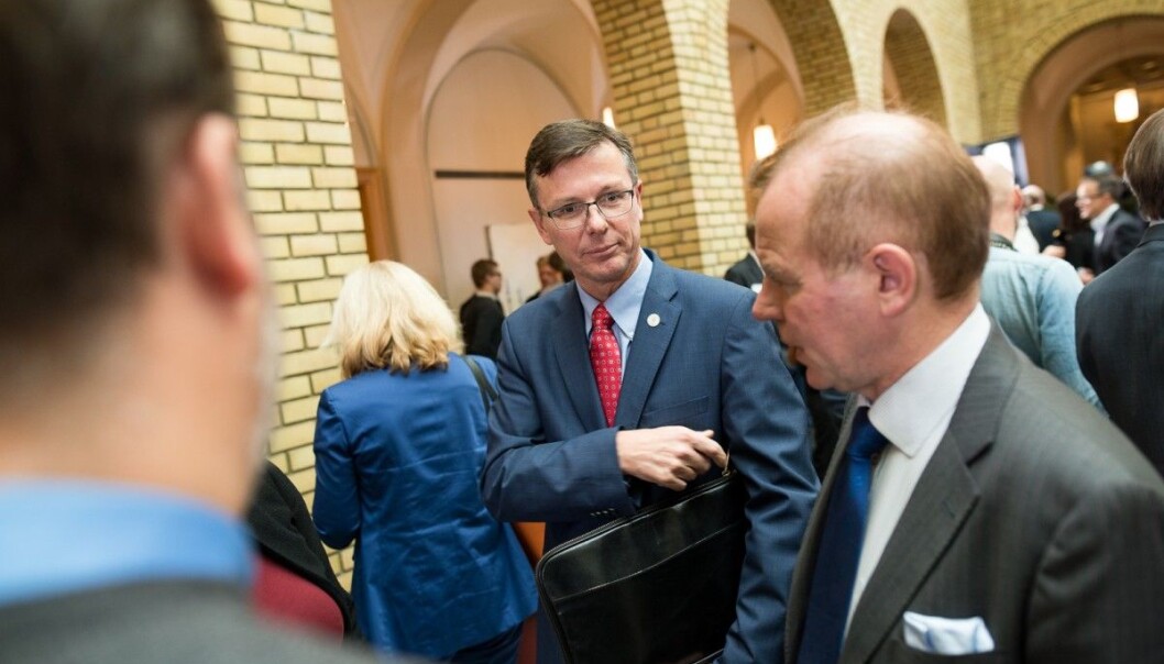 Bergen-rektor Dag Rune Olsen i vandrehallen på Stortinget sammen med kollega Ole Petter Ottersen, rektor på Universitet i Oslo. (Foto: Skjalg Bøhmer Vold) Bergen-rektor Dag Rune Olsen i vandrehallen på Stortinget sammen med kollega Ole Petter Ottersen, rektor på Universitet i Oslo. (Foto: Skjalg Bøhmer Vold)