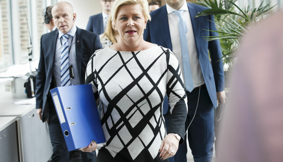 Finansminister Siv Jensen ankommer pressekonferansen i plenumsalen etter fremleggingen av regjeringens forslag til statsbudsjettet 2016 for Stortinget.  (Foto: Heiko Junge, NTB scanpix)