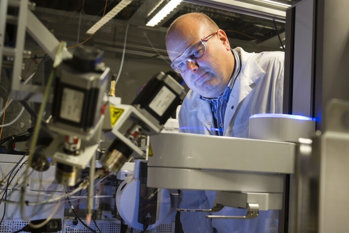 Bioteknologi-miljøet ved Sintef Materialer og kjemi, her representert ved seniorforsker Geir Klinkenberg, håper å kunne bidra til utvikling av nye legemidler som kan slåss effektivt mot blant annet kreft og infeksjonssykdommer. (Foto: Thor Nielsen, Sintef) Bioteknologi-miljøet ved Sintef Materialer og kjemi, her representert ved seniorforsker Geir Klinkenberg, håper å kunne bidra til utvikling av nye legemidler som kan slåss effektivt mot blant annet kreft og infeksjonssykdommer. (Foto: Thor Nielsen, Sintef)