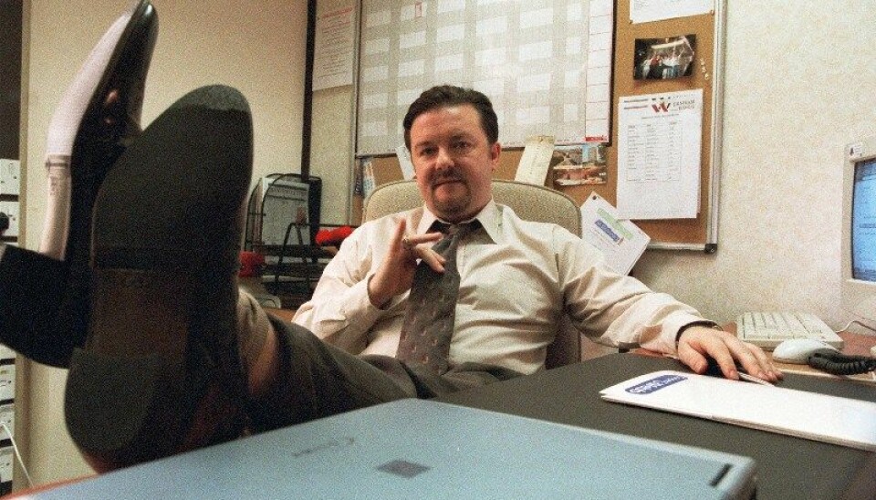 David Brent (Ricky Gervais) fra TV-serien The Office insisterer på at humor er viktig for å skape gode forhold på jobben, men likevel mislykkes han. Nå tror forskere de vet hvorfor.  (Arkivfoto: HBO Nordic)