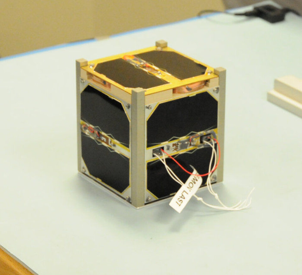 AAUSAT5 er laget av studenter ved Universitetet i Ålborg. Denne Cube-satellitten er den første studentsatellitten til å settes ut i bane fra romstasjonen. Det skjedde 5. oktober 2015. (Foto: Ålborg Universitet)