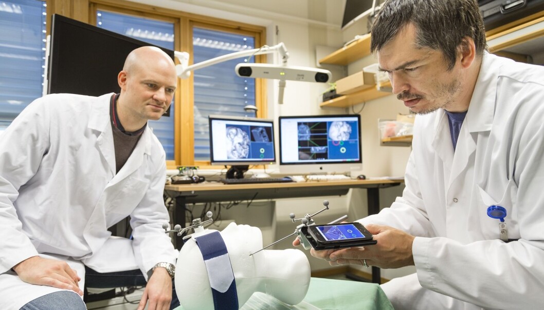 De to Sintef-teknologene Christian Askeland (t.h.) og Jon Eiesland tester ut det nye navigasjonssystemet i laboratoriet. (Foto: Thor Nielsen/Sintef) De to Sintef-teknologene Christian Askeland (t.h.) og Jon Eiesland tester ut det nye navigasjonssystemet i laboratoriet. (Foto: Thor Nielsen/Sintef)