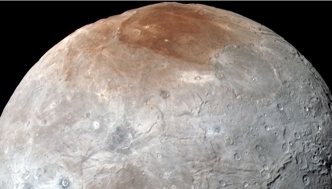 Charon sett av New Horizons. Overflaten er ruglete og har flere farger. (Foto: NASA/JPL) Charon sett av New Horizons. Overflaten er ruglete og har flere farger. (Foto: NASA/JPL)