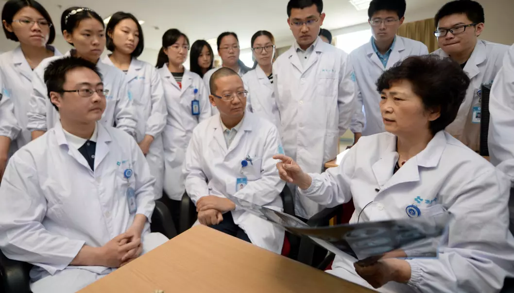 Selv om Kinas forskningsproduksjon øker dramatisk, er den ikke stor i forhold til innbyggerantallet. Her ser vi professor Li Lanjuan (til høyre) som diskuterer med studentene sine. Li er en av Kinas fremste forskere på smittsomme sykdommer og hun har forsket på blant annet SARS, fugleinfluensa og munn- og klovsyke. (Foto: Xinhua, NTB Scanpix)