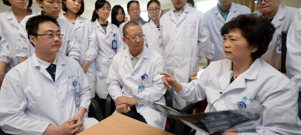 Selv om Kinas forskningsproduksjon øker dramatisk, er den ikke stor i forhold til innbyggerantallet. Her ser vi professor Li Lanjuan (til høyre) som diskuterer med studentene sine. Li er en av Kinas fremste forskere på smittsomme sykdommer og hun har forsket på blant annet SARS, fugleinfluensa og munn- og klovsyke. (Foto: Xinhua, NTB Scanpix)