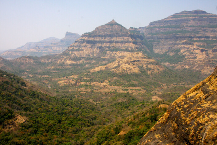 Deccantrappene utenfor Mumbai i India. Her kan man tydelig se de geologiske lagene. (Foto: Mark Richards, UC Berkeley) Deccantrappene utenfor Mumbai i India. Her kan man tydelig se de geologiske lagene. (Foto: Mark Richards, UC Berkeley)