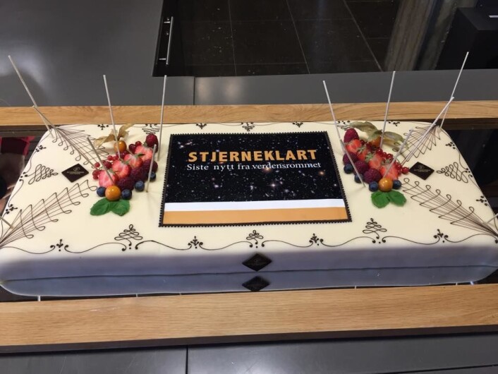 Kake må det vere når det er boklansering, men pass på å kome tidleg nok. I det lanseringa starta var alt kaka borte. (Foto: Anna Kathinka Dalland Evans) Kake må det vere når det er boklansering, men pass på å kome tidleg nok. I det lanseringa starta var alt kaka borte. (Foto: Anna Kathinka Dalland Evans)