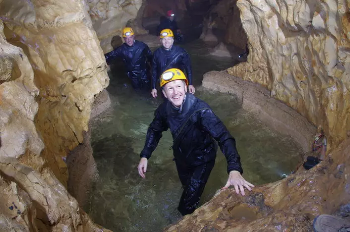 Romfarere må trene til lands, vanns, i lufta og under jorda. Her er Tim Peake på astronauttrening i hulene på Sardinia.  (Foto: ESA)