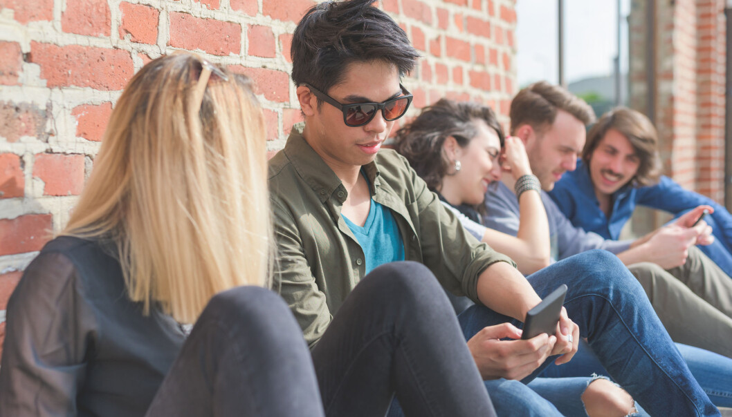 Nesa i mobilen, et vanlig syn blant millenniumgenerasjonen. Unge voksne holder seg oppdaterte gjennom smarttelefonen, men det varierer hva de er opptatt av. (Foto: Eugenio Marongiu/Microstock) Nesa i mobilen, et vanlig syn blant millenniumgenerasjonen. Unge voksne holder seg oppdaterte gjennom smarttelefonen, men det varierer hva de er opptatt av. (Foto: Eugenio Marongiu/Microstock)