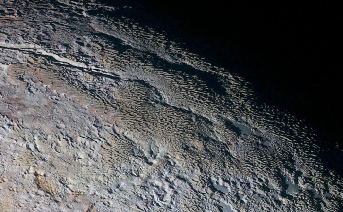 NASA omtaler dette området som et slangeskinnlandskap. (Foto: NASA, JHUAPL, SWRI) NASA omtaler dette området som et slangeskinnlandskap. (Foto: NASA, JHUAPL, SWRI)