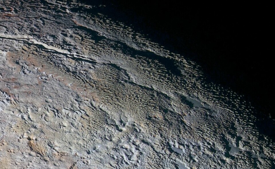 NASA omtaler dette området som et slangeskinnlandskap. (Foto: NASA, JHUAPL, SWRI)
