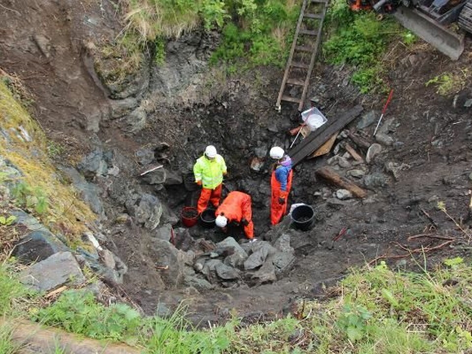 Archeologists from NIKU working in the well. (Photo: NIKU)