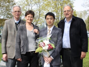 PhD student Youling Gao flankert by his supervisors. From right: Professor Trond Storebakken (APC/UMB), Professor Margareth Øverland (APC/UMB), and reserach scientist Jon Fredrik Hanssen (UMB). (Photo: Olav Fjeld Kraugerud, UMB) PhD student Youling Gao flankert by his supervisors. From right: Professor Trond Storebakken (APC/UMB), Professor Margareth Øverland (APC/UMB), and reserach scientist Jon Fredrik Hanssen (UMB). (Photo: Olav Fjeld Kraugerud, UMB)